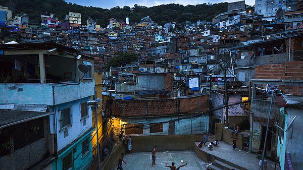 Rio de Janeiro'nun en büyük favelası Rocinha'da mahallenin gençleri akşam saatlerinde de futbol oynuyor.
