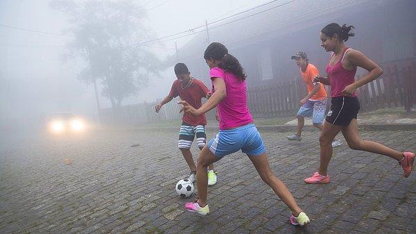 Paranicicaba'da da kız ve erkek çocuklar sokaklarda beraber futbol oynuyor. Brezilya'da ilk futbol takımı 19. yüzyılda, İngiliz işçiler tarafından bu kentte kurulmuştu.