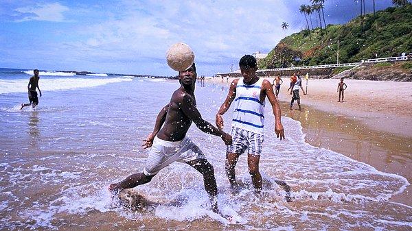 Salvador'daki Rio Vermelho kumsalı da futbol oynamaya elverişli.