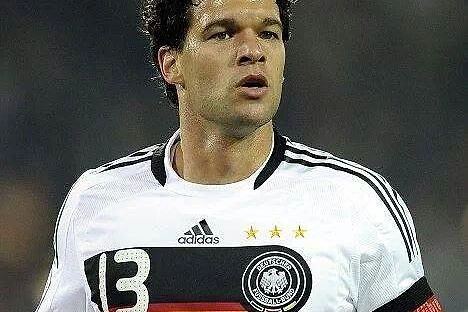 Michael Ballack 29 Final oynadı ve hepsini kaybetti. Ve 3 kez'de Ballon D'or için yarıştı ve yine kazanamadı.