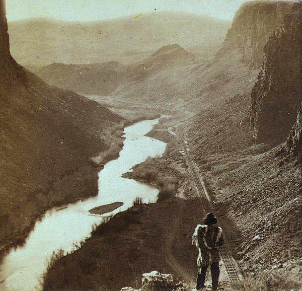 20. Yeni tamamlanmış kıtalar arası demir yoluna bakan bir Amerikan yerlisi, 1868