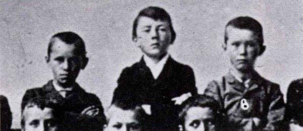 29. 11 yaşındaki Hitler