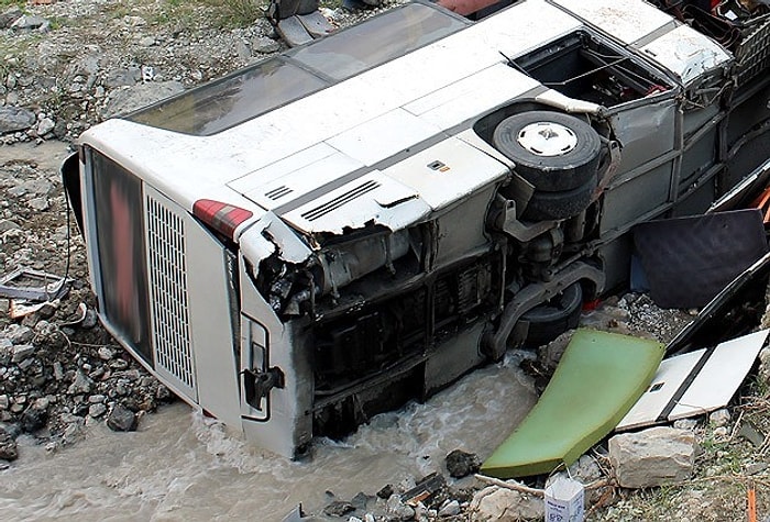 İşçileri Taşıyan Minibüs Üst Geçitten Düştü: 3 Ölü