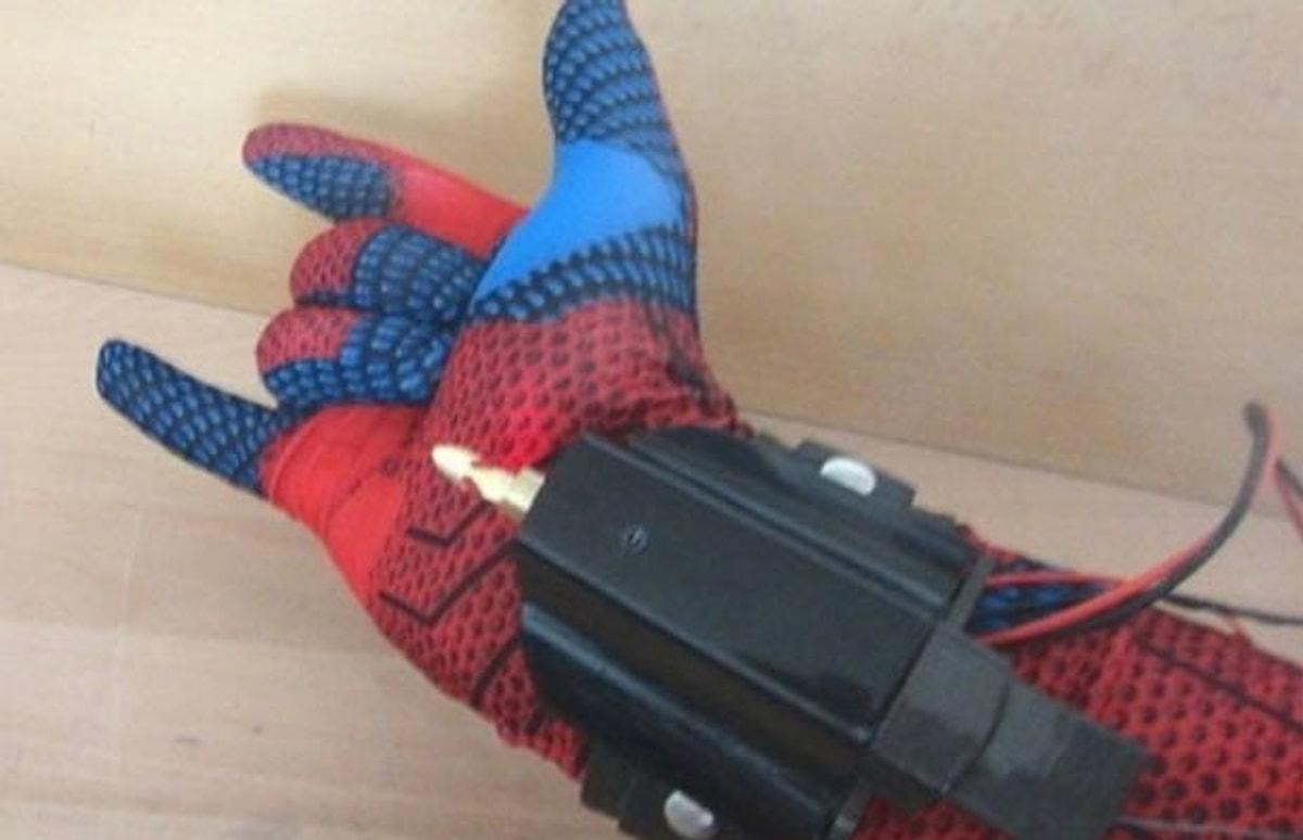 Самодельная перчатка. Веб шутер человека паука 2099. Человек паук Майлз Моралес веб шутер. Перчатка человека паука. Перчатка человека паука с паутиной.