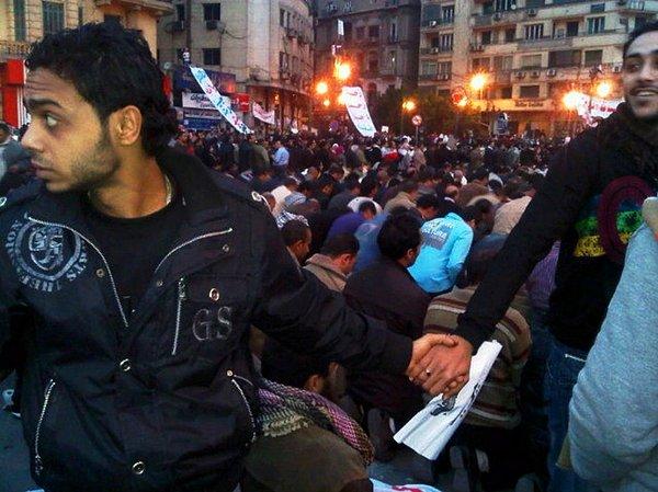 4. Mısır, Tahrir Meydanı'nda Hristiyanlar namaz kılan Müslümanları koruyor. (2011)
