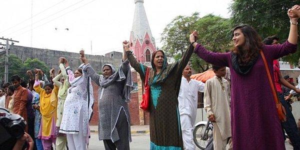 5. Pakistanlı Müslümanlar, Aşai Rabbani ayini sırasında Hristiyanları korumak için bir insan zinciri oluşturuyor. (2013)