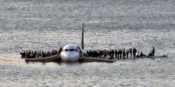 8. US Airways'in 1549 sefer sayılı uçağı Hudson Nehri üzerine zorunlu iniş yaptı. Mucizevi bir şekilde herkes kurtuldu. (2009)