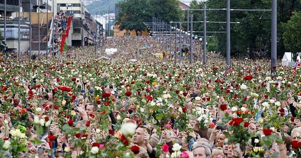 15. Norveçli vatandaşlar, Anders Breivik tarafından katledilen insanlar anısına çiçekli bir yürüyüş düzenliyor. (2011)