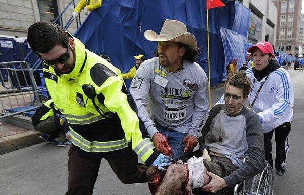 17. Boston Maratonu saldırısından sonra Carlos Arredondo, Jeff Bauman'a yardım ediyor. Şu an iki iyi arkadaşlar. (2013)