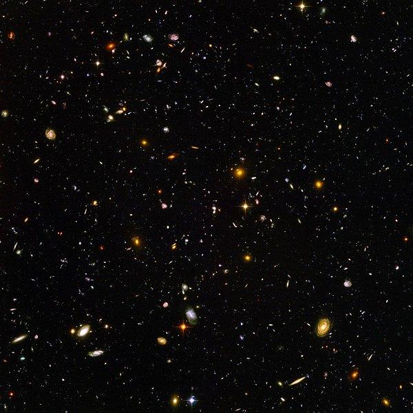 20. Hubble Teleskobu, evrenin 13 milyon yıl önceki fotoğrafını çekmiş. (2004)