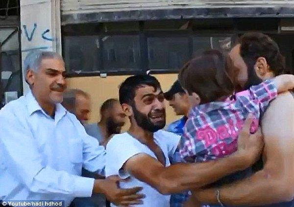 23. Suriyeli bir baba, bombardıman sonrası öldüğünü düşündüğü çocuğuyla tekrar bir araya geliyor. (2013)