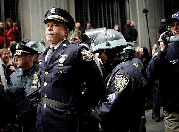 25. Emekli bir polis memuru olan Ray Lewis, Occupy Wall Street protestoları sırasında tutuklandı. (2011)
