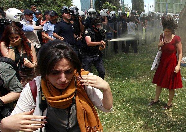 36. Gezi Parkı protestolarının simgesi olan kırmızılı kadın. (2013)