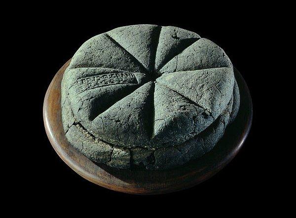 4. Pompeii 'de bulunan kömürleşmiş bir ekmek