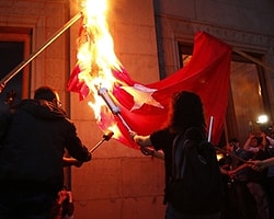 Erivan'da Göstericiler Türk Bayrağı Yaktı!