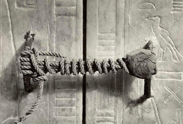8. Tutankhamun'un mezarının mührü henüz bozulmamışken