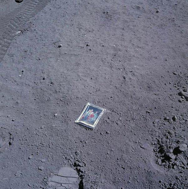 12. Apollo 16 görevi sırasında Charles Duke plastik bir torba içinde aile fotoğrafını ay yüzeyine bıraktı