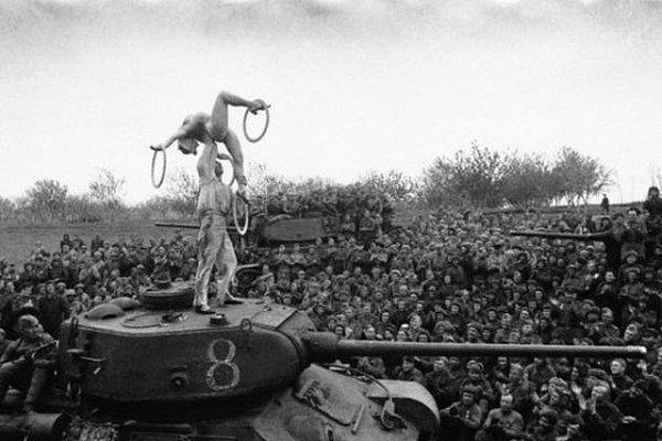 17. Sovyet kuvvetleri 1945 yılında Berlin eteklerinde moladayken.