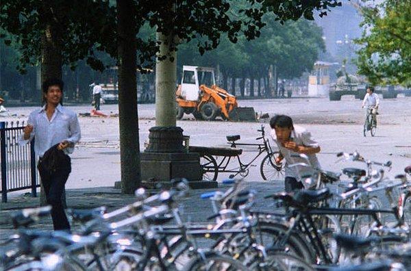 20. Tiananmen Meydanı'nda elinde poşetlerle tankların önünde duran çinli adamın farklı bir açıdan fotoğrafı. Sol üst tarafta görebilirsiniz o anı.