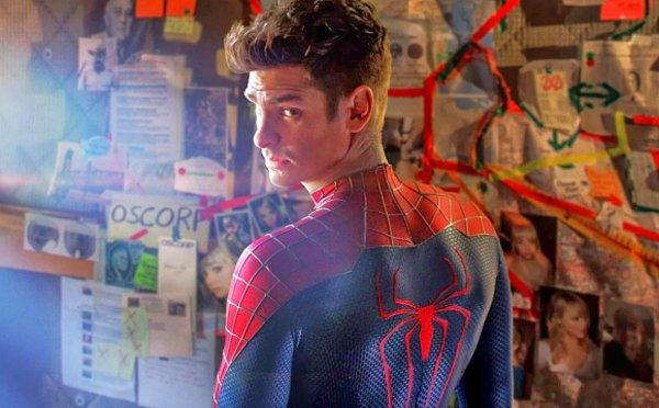 12. "The Amazing Spider-Man 2" filminde ise Peter, Gwen'in mezarındayken ölü babasının aniden ortaya çıkıp hayatta olduğunu açıkladığı bir sahne vardı.