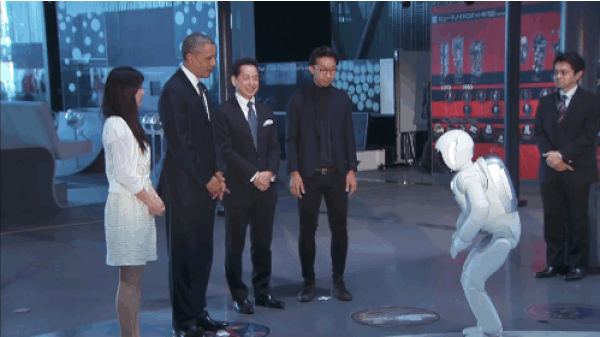 Obama ve Robot Asimo Futbol Oynadı