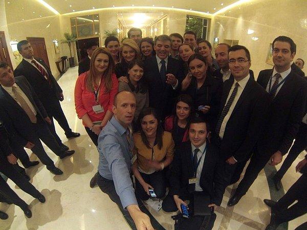 Cumhurbaşkanı Abdullah Gül, daha sonra gazetecilerle birlikte selfie pozu verdi.