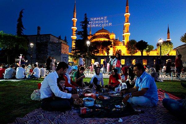 3) Yine Ramazanda Sultanahmet ve Belli başlı türbelerde iftar açanların haberleri..