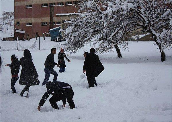 11) Kar yağmasıyla tatil olan okullardan sonra kartopu oynayan çocukların haberleri..