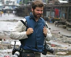 Chris Hondros'ın Objektifinden 10 Çarpıcı Savaş Fotoğrafı