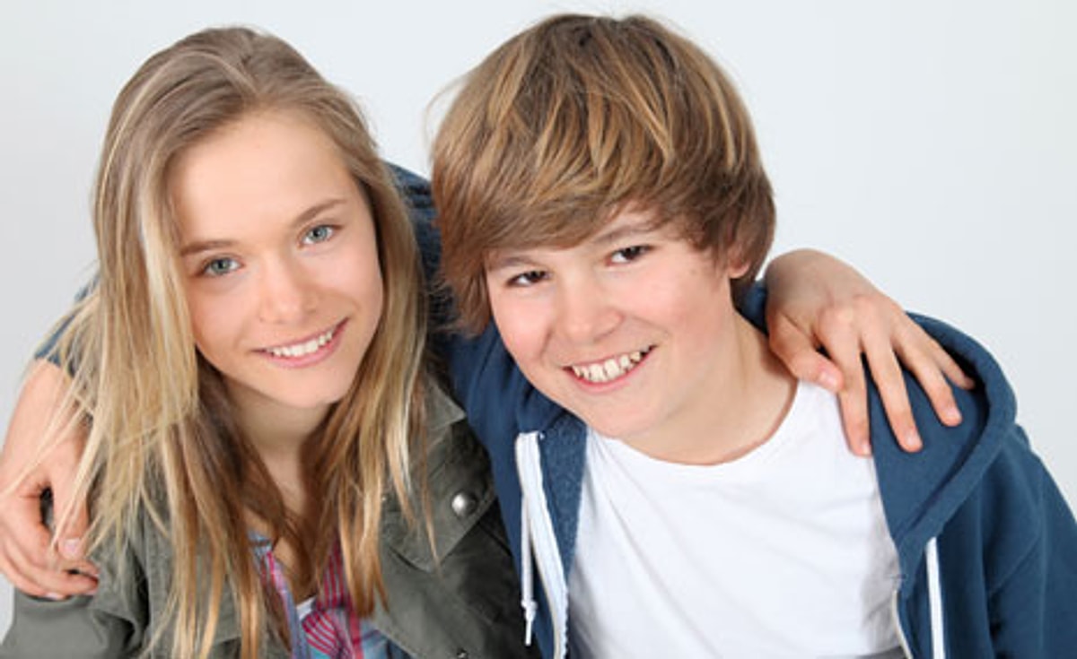 Девочка е мальчика. Девочка е мальчика. Девочка е мальчика. Мальчик целует девочку. Девочка е мальчика.