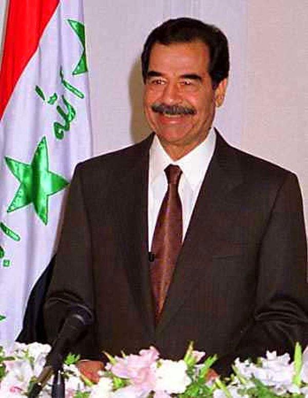 Bağdat'taki milliyetçi Karh Ortaokulu'nu bitirdikten sonra 1957 yılında Saddam 20 yaşında Orta Doğu'daki Arap devletlerini birleştirmeyi hedefleyen Baas Partisi'ne katıldı.