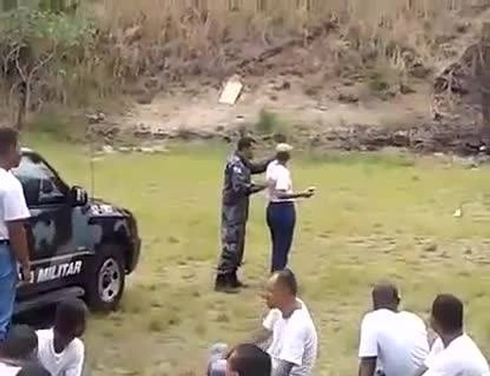 El Bombasını Yanlışlıkla Arkadaşlarının Üzerine Atan Kadın Polis Öğrencisi