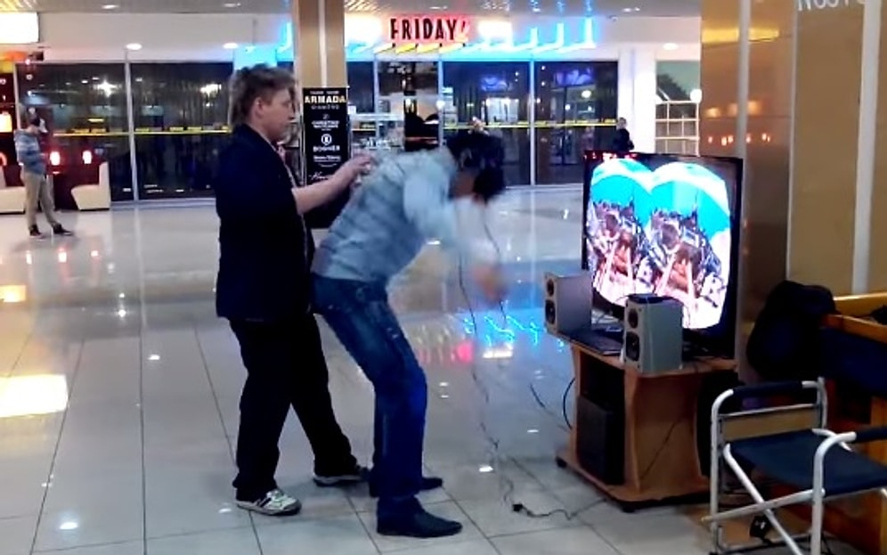 Simulasyon İzlerken Aklı Çıkan Adam