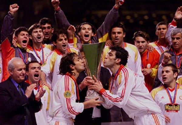 6- Galatasaray'ın UEFA ve SUPER kupasını kazanması