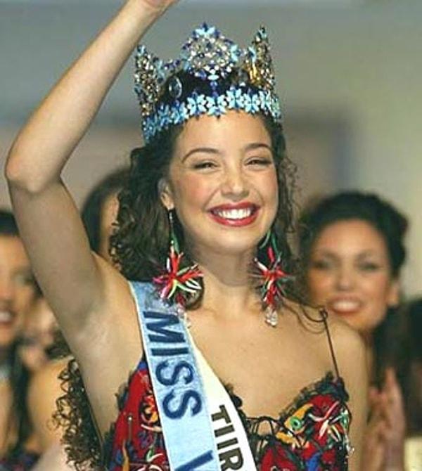 7- Azra Akın'ın Miss World'de Dünya Güzeli seçilmesi