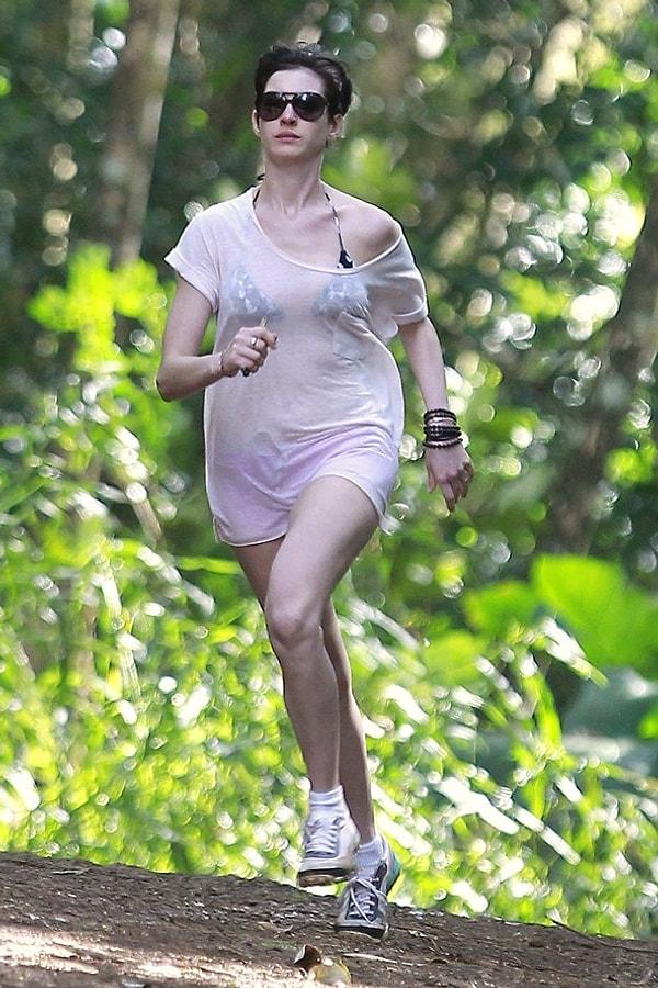 Anne Hathaway-Koşuyor