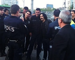 Okan Bayülgen Taksim'de Polislerle Poz Verdi