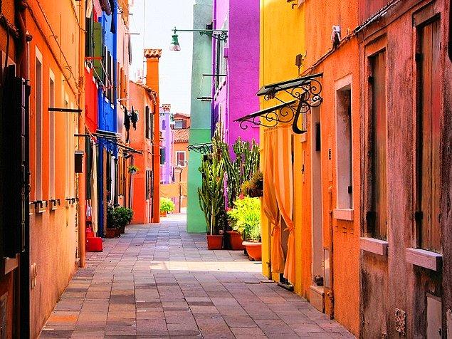 5. Yine Capri'den renkli bir sokak