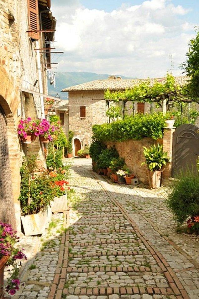 16. İtalya güzel sokaklarıyla meşhur, bu sokak da Montefalco'dan