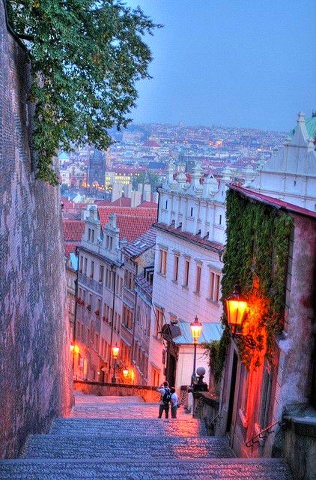 23. Aşıklar şehri Prag'dan bir sokak