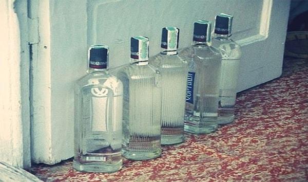 6. Rusya'da votka bitince boş şişeyi asla masaya geri koymayın, uğursuzluk sayılır