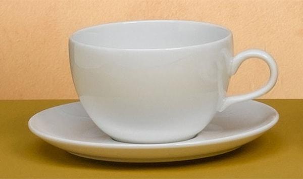 17. Kazakistan'da çay fincanın yarısına kadar doldurulmuş halde servis edilecektir. Tam doldurmalarını istemeyin çünkü tam dolu fincan ev sahibinin gitmenizi istediği şeklinde yorumlanır