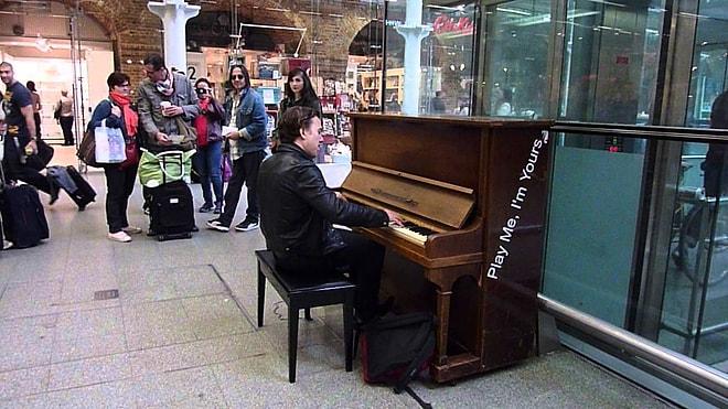Metro İstasyonundaki Piyanonun Başına Profesyonel Oturursa