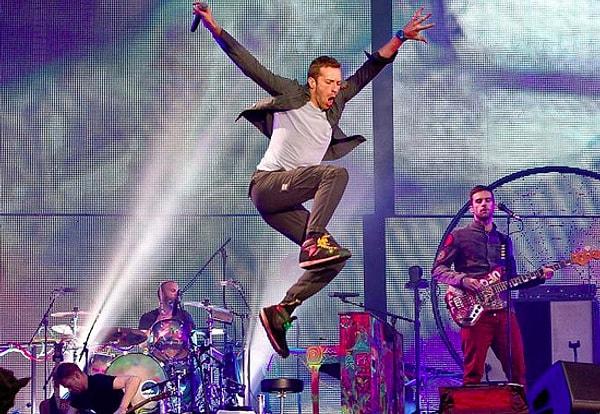 3. Chris Martin'in sahnede uçması.