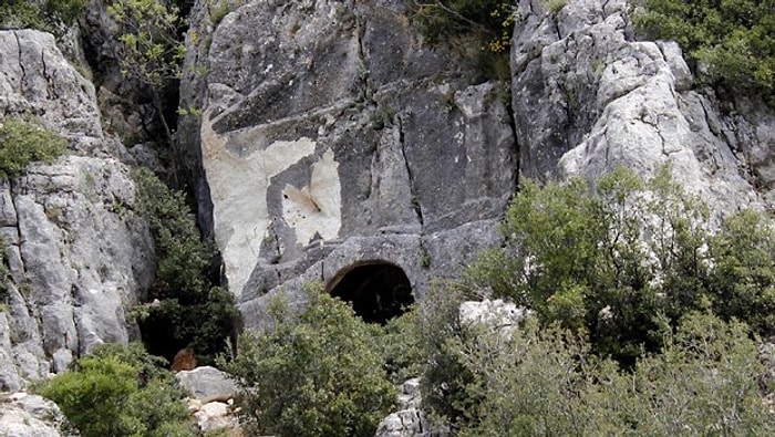 Defineciler 12 Bin Yıllık Mezarı Dinamitle Patlattı!