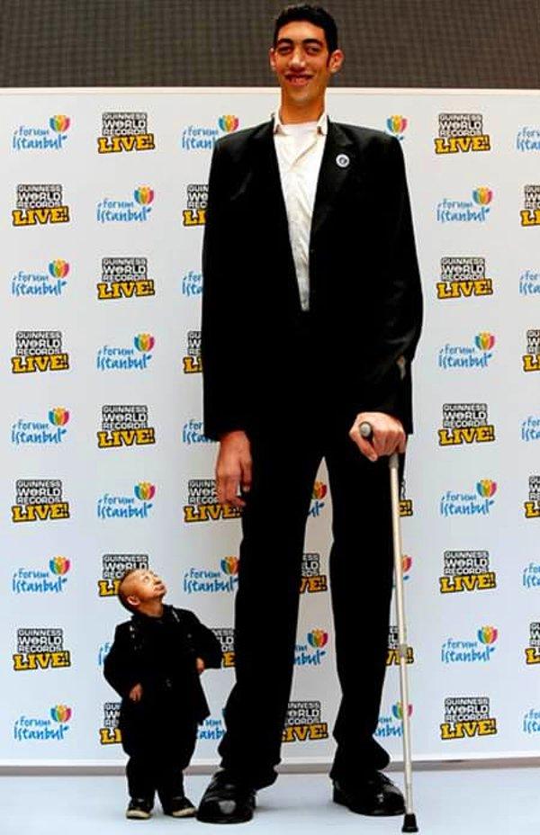 Dünyanın en uzun adamı ile dünyanın en kısa adamının buluşması.