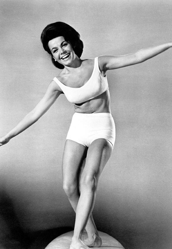 1963-URSULA ANDRESS,Bu senede geri dönen mayoda yüksek bel modası