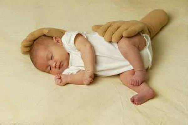 Bebekler rahat uyusun diye, bir anne elinin ebat ve ağırlığında, dokunma hissi verecek şekilde tasarlanmış yastıklar: