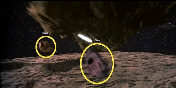 Filmlerde asteroit olarak patates ve ayakkabÄ± kullanÄ±lmÄ±ÅŸlÄ±ÄŸÄ± var.