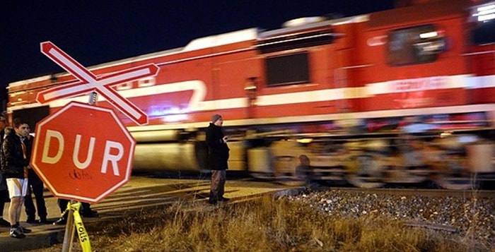 Yolcu Treni Akaryakıt Yüklü Tankere Çarptı